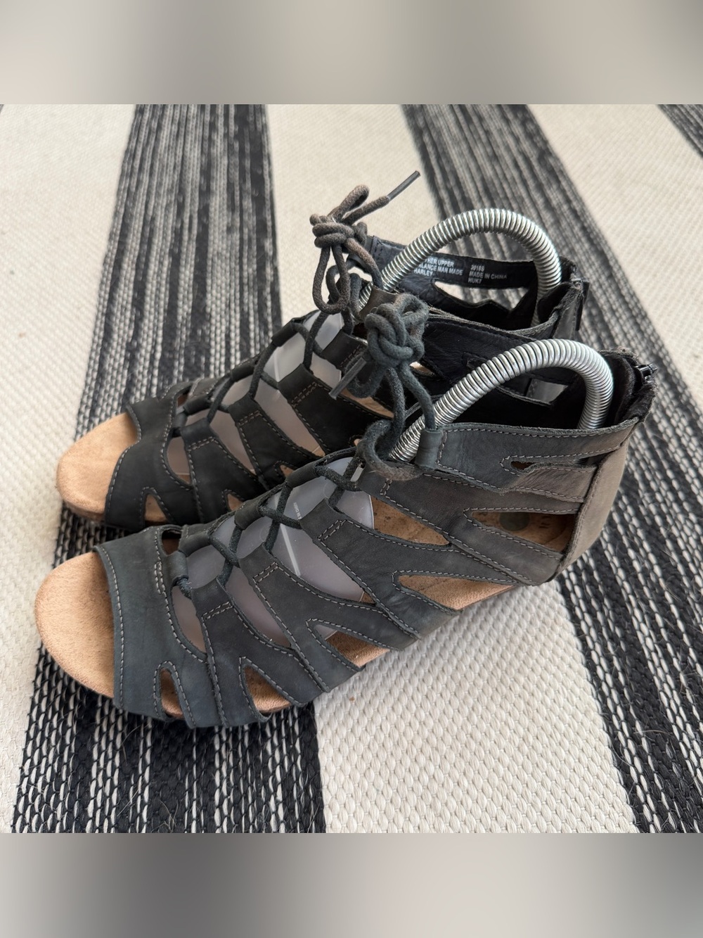 Earth Origins  Women's Black Cutout Lace-Up Gladiator Sandals Size 8.5W